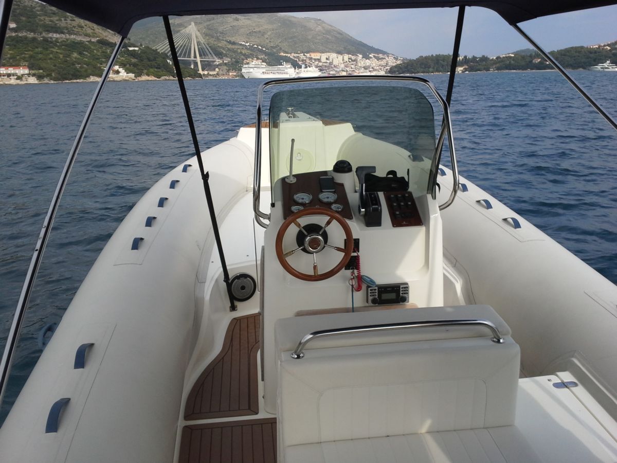 Capelli Tempest 770 rib boat deck